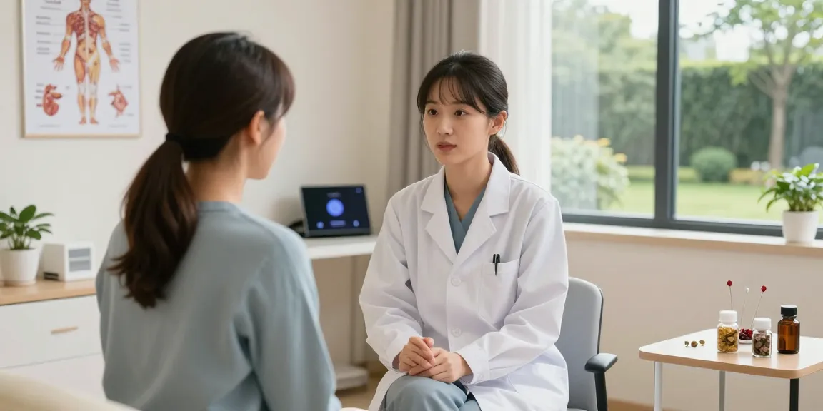 Healing environment at 수원교통사고한의원 with a doctor and patient consultation.